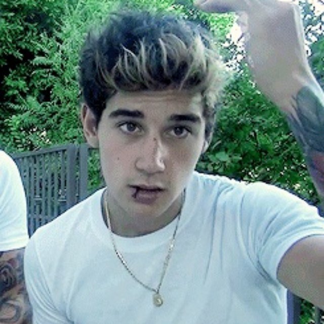 I thank jesus for making the janoskians 1/5 omfg???¿ Main @Ohmylukefeels