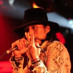 ロックバンドBITRIBEのVo&G。東京都内、主に繁華街に出没。世界制圧、世界平和を夢見て日夜筋トレ中。