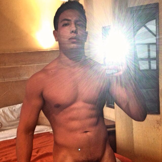 Chilango de nacimiento, extrovertido y mamón, me gusta la fiesta y se que pronto lograré lo que me propongo, libra ♎️... Instagram Cesar_Cisneros