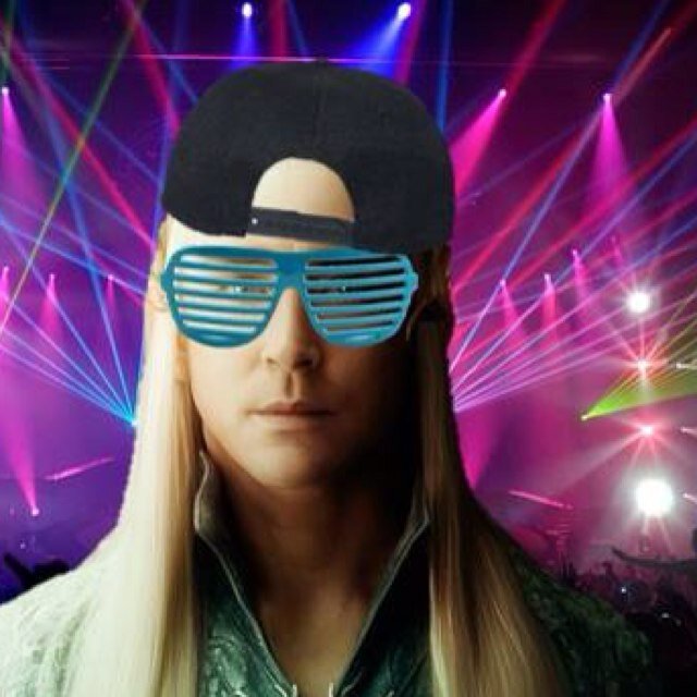 Just an elf king who loves 2 party hmu #nodwarves #AllAboardThePartyElk