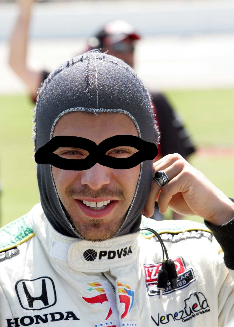Vividor del mundo de los motores con dolares oficiales, trofeos virtuales, notas de prensa falsa a conveniencia de mi carrera si de mi carrera de CHULO