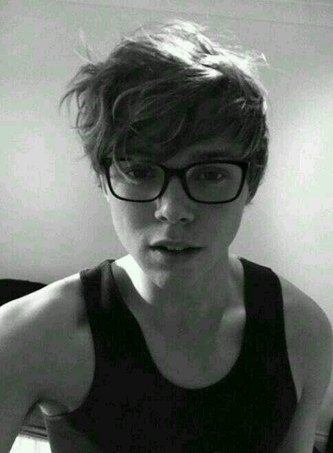 go follow @0secsofsummer, I'll follow back ily:)