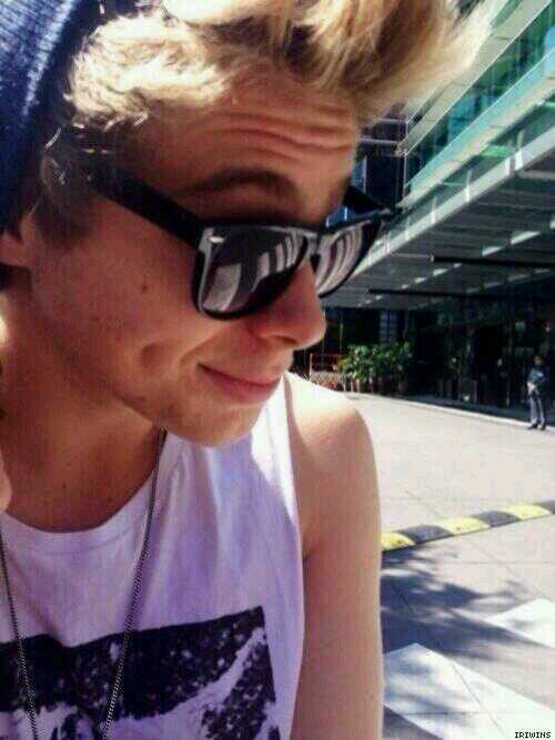 go follow @0secsofsummer, I'll follow back ily:)