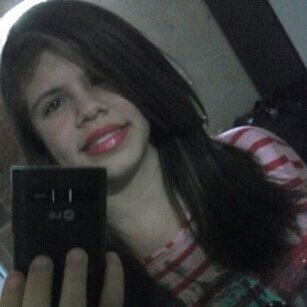 Debaixo da maquiagem e por trás do meu sorriso, eu sou apenas uma menina que deseja o mundo...