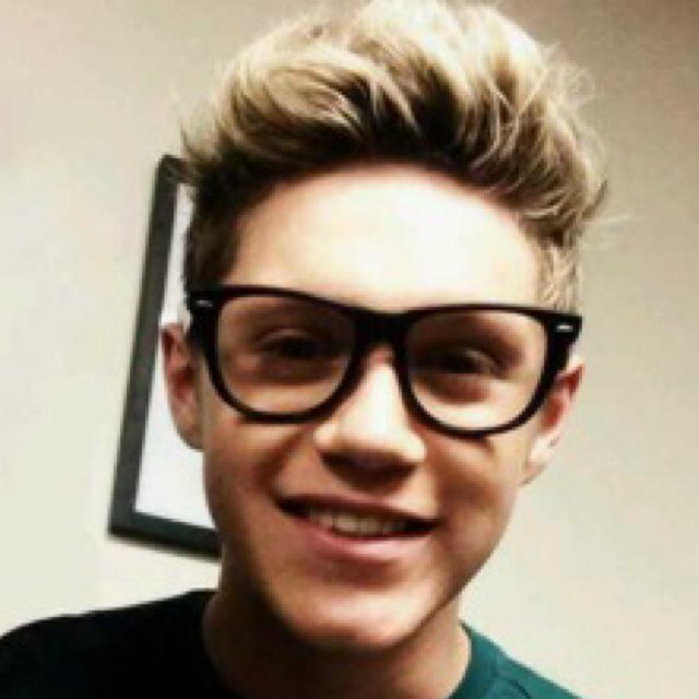 Im falling for your eyes,
But they dont know me yet.