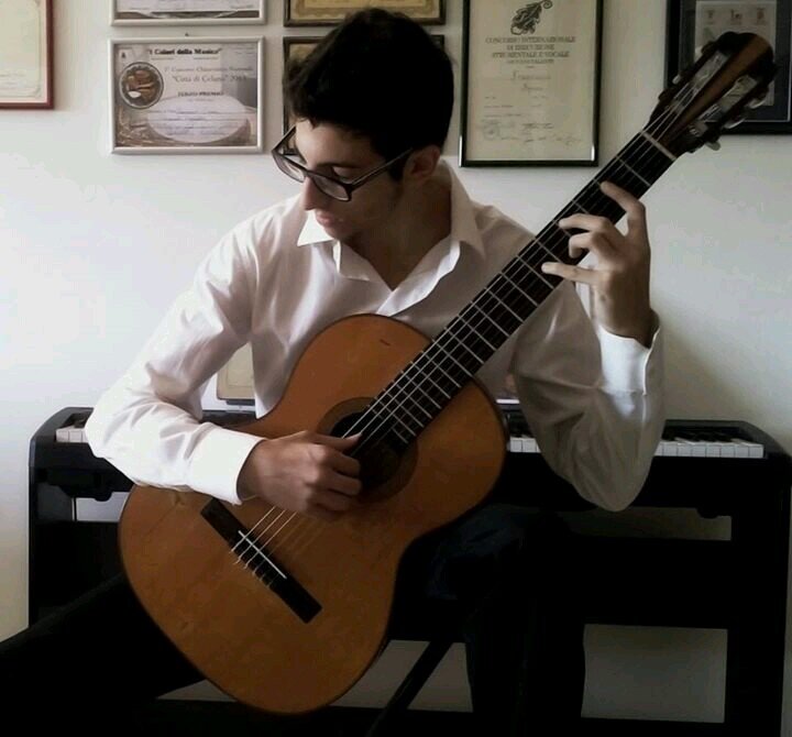 Francesco Spina chitarrista e compositore. Vincitore di concorsi Nazionali ed Internazionali.