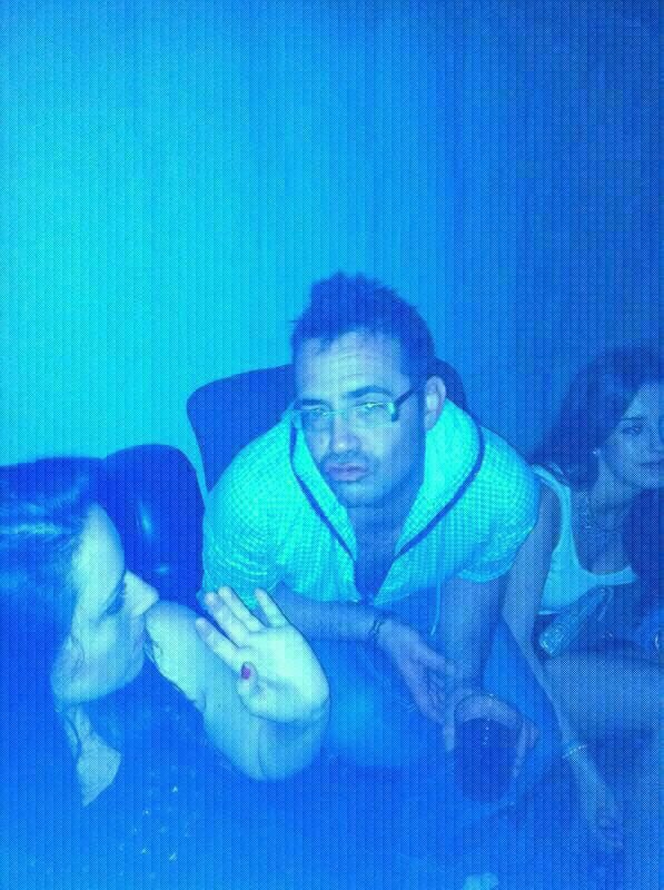 nacido en un esperimento fallido.Guapo de cojones y un poco feo de cara