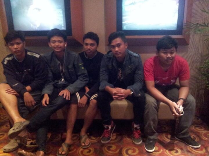 dedesumantri595's profile picture. gua itu nilai orang bkan dri penampilannya.
Tpi dri hatinya.