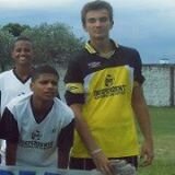 amo futebol,sair com minha familia e com meus amigos