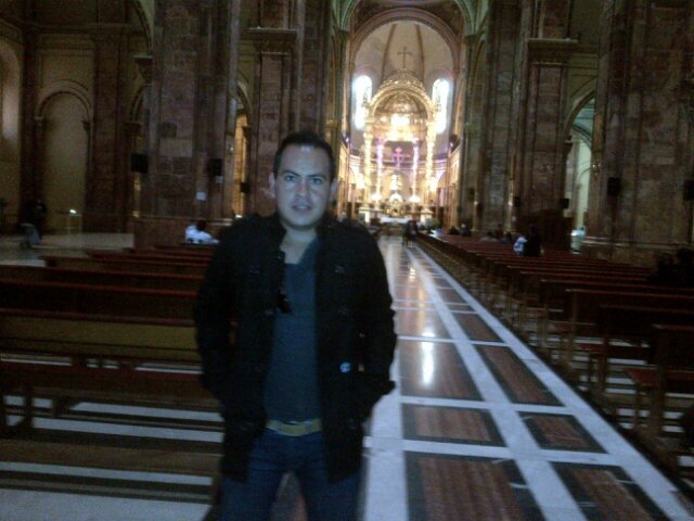 Ser feliz t ayuda a hacer feliz a los ke t rodean intentalo y disfruta de ella.....