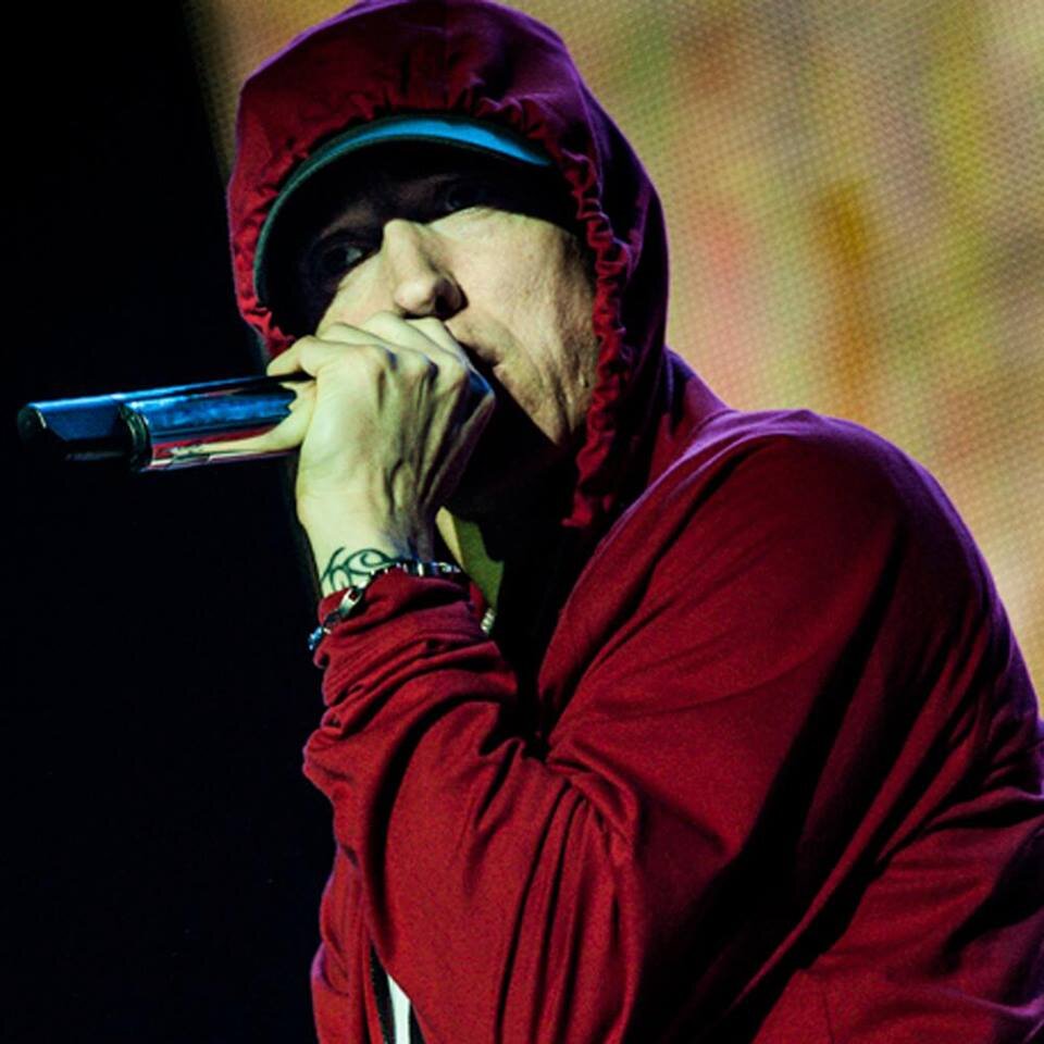 Jogo futebol,meu estilo de musica é rap,meus cantores preferidos são Tupac,Eminem,50 Cent..