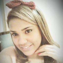 16 aninhos, bagunceira, desastrada, atrapalhada, fofa,ciumenta, irritante, palhaça e mt orgulhosa rs, prazer essa soou eoo :)