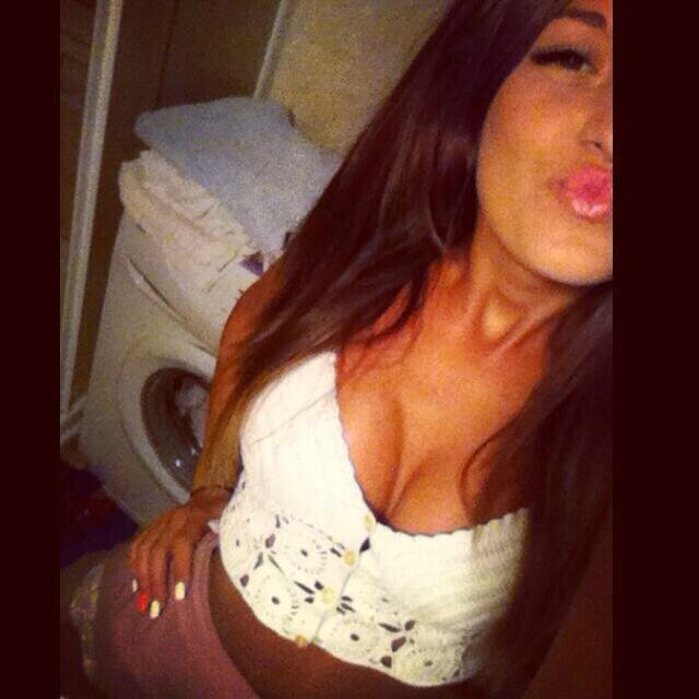 Haii just randomly tweeting x some Of my pixs may be a bit too xxx so follow at yiur own risk ^.^ x
