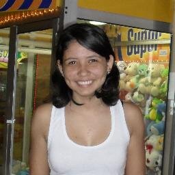 Garota alegre,de bem com a vida, ama todos os seus amigos e familia.