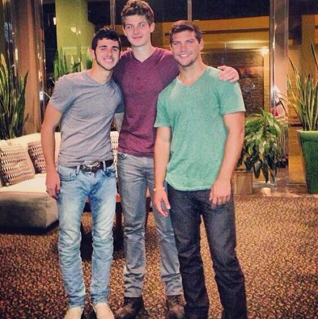 They're not a boyband, they're a MANband. Primera cuenta Latina en apoyar a los bellos, talentosos, y hermosos chicos de Restless Road. #Roadies