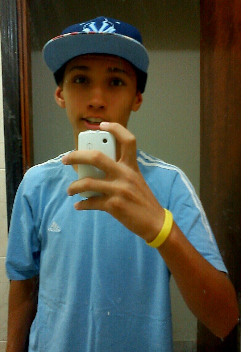 so um carinha normal nem melhor e nem pior que os outros sigaome porfavor