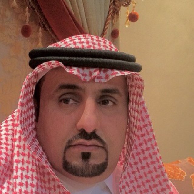 وألف لا اذا الوفا كاس ٍ زجاج ...ماسكه سيد يوبخ خادمة!؟ شاعر/ وشاعر أن لا وطن غير الأم