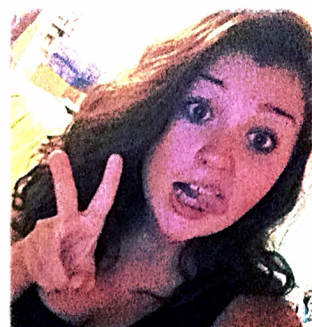 I love Justin Bieber !! I am a cheerleader for the Seahawks! Ashley Nicole is my boo ! Dont let anyone dull ur shine !!