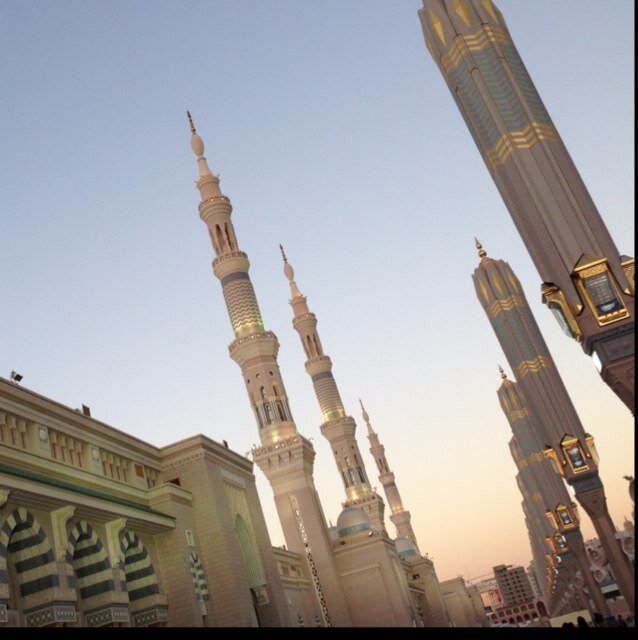 واحسن منك لم ترَ قط عيني واحسن منك لم تلد النساء خلقت مبرءاً من كل عيبٍ كانك قد خلقت كما تشاء عليك الصلاه والسلام يارسول الله