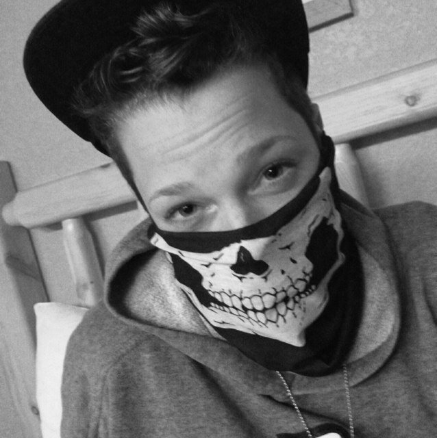 i'm kinda deaddlyyy ;) #LESBIHIONEST XBL: xMsDeadly