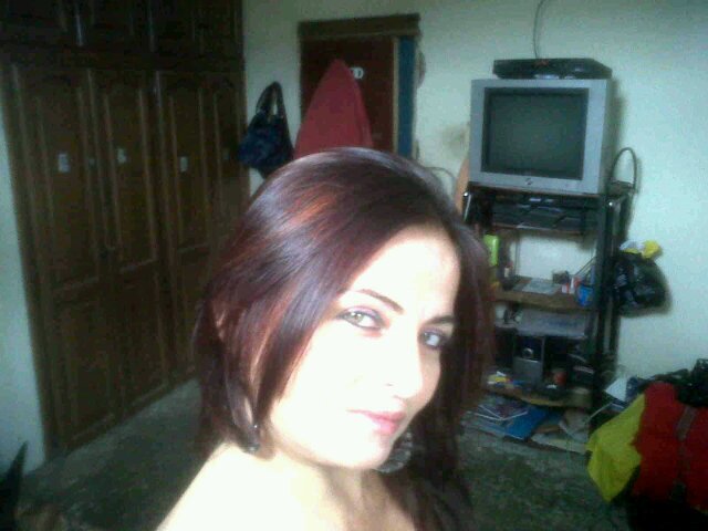 Tengo ojos verdes piel blanca cabello castaño claro me gusta mucho la comida y tener amistades no me gustan los problema