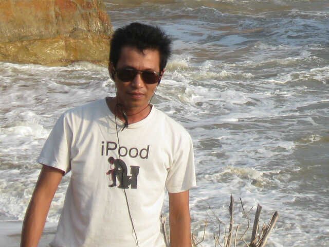 serius, santai, tenang, tegas.