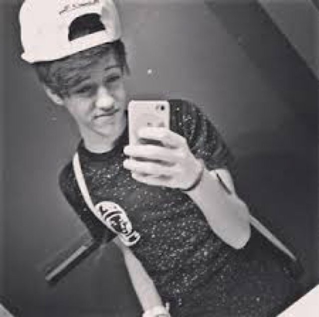 Hola Me llamo Dustin Lee Crespo Carderon. Tengo 15 Años Y Me Encanta El BAsket, Eschusar Musuca y Estar Con Mis Amigo.Si Me Siges Te Sigo.