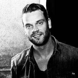 Sinds 2013 is Andy Croonenberg te boeken als solo-artiest met een variërend repertoire van Limbopop, Skamuziek en feestmuziek!