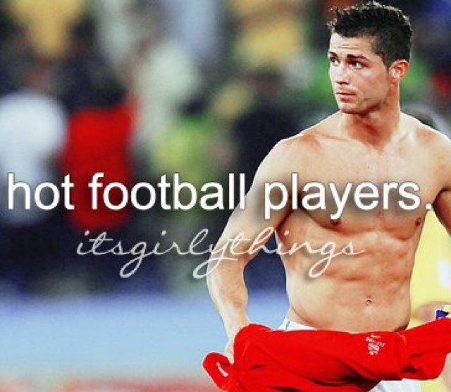 Tweeting pics of hot football players ❤️