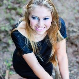 Quem quiser vencer na vida deve fazer como os sábios: mesmo com a alma partida, ter um sorriso nos lábios.