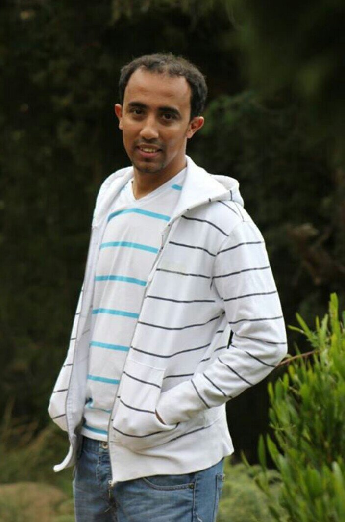‏ليس كل من يبتسم سعيد في حياته