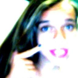 - Aquela menina pequena; do cabelo grandão ,
que sonha com os pés no chão (?) (:
A meniiniinha com jeitiinho de boazinha,
com caarinha dee que Princesinha :)