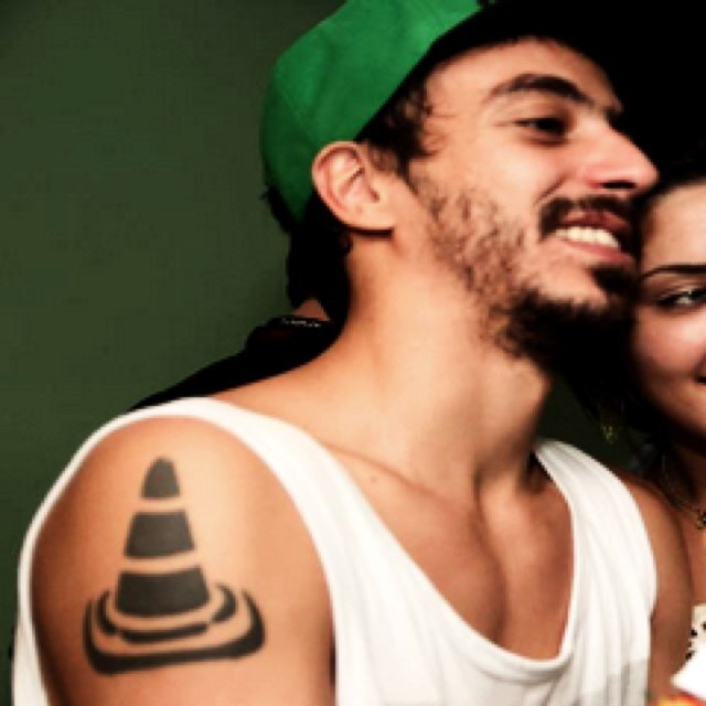 É a Cone que tá chegando, rimando seus problemas tão evaporando. FC OFICIALIZADO: 24/07/2013 ♡