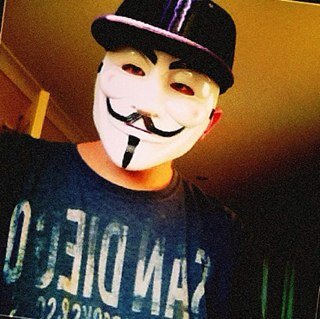 Im tom bourne im 15 years old, i have no regrets in my life, i like to chat to new people;) my kik is - swaggygee ill talk to anyone, im single :)