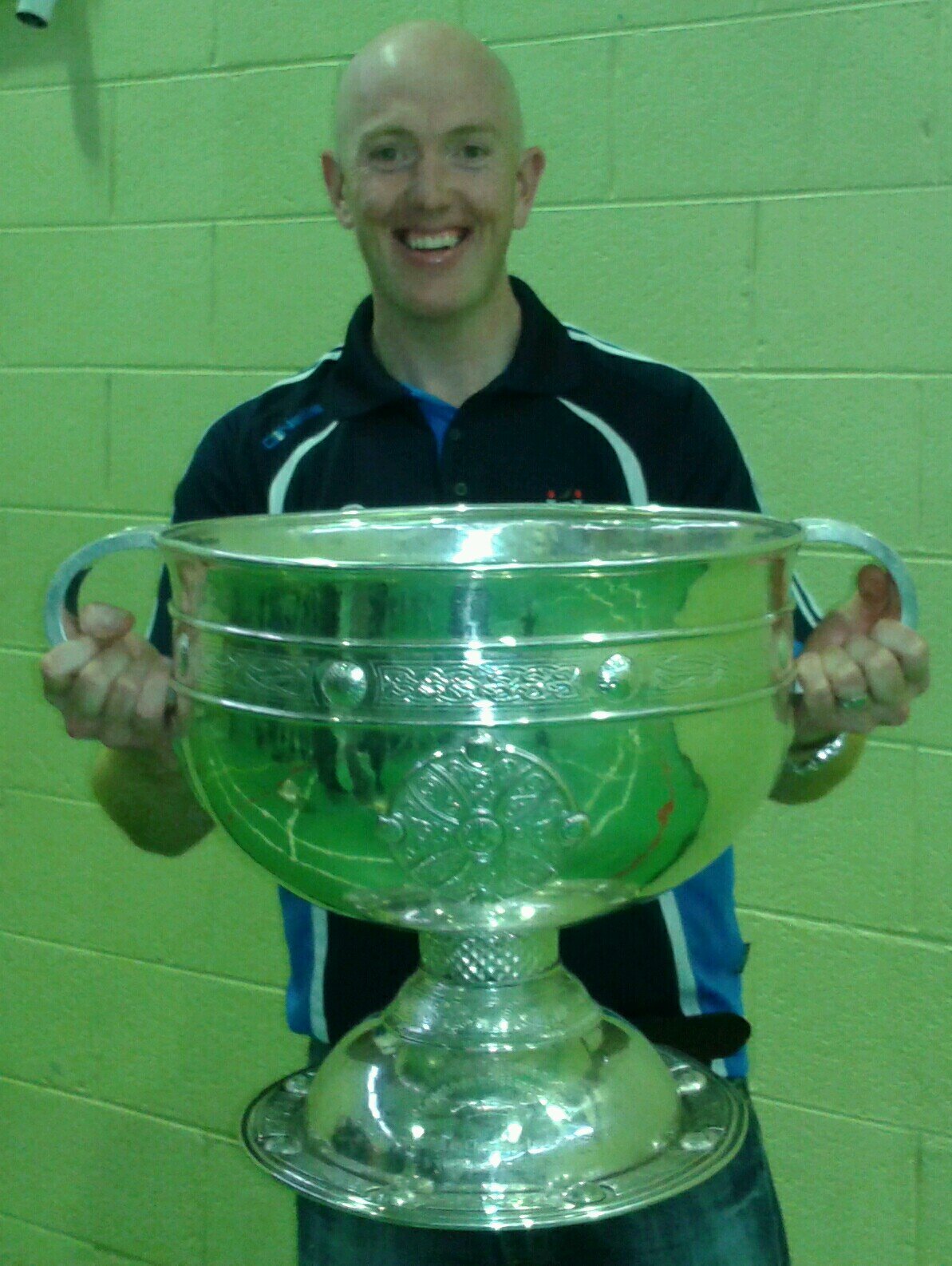 vinshanagher's profile picture. I ndiaidh a chéile a dhéantar na caisleáin🤔