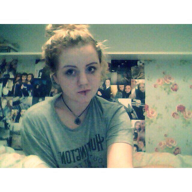 everythingsxcks's profile picture. 16, stupid and hateful