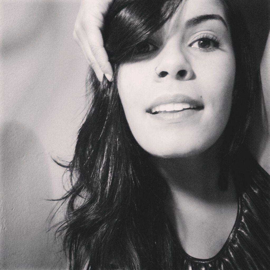 Amor é apenas palavra ... até você encontrar alguém que dê um verdadeiro sentido para ela @Guhmantoan ♥