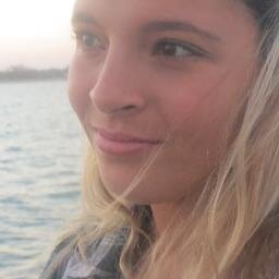 Quem eu sou, você só vai perceber quando olhar nos meus olhos, ou melhor, além deles. Clarisse Lispector
