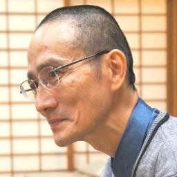 僧侶・精神科医・カウンセラー。難病に苦しんだのち医学の道へ、さらに仏教の僧侶となる。唱題プラクティス（唱題行）を中心に、社会問題等の研究、心の問題を持つ人々のカウンセリングに取り組む。また、コロナ禍で僧侶としての歩みを始めた、弟子の小島弘之（こじま こうし）とともに修行の日々を送っています。合掌