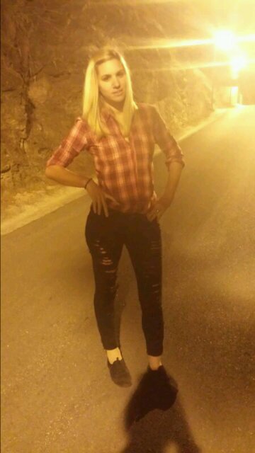 La peor decisión es la indecisión, vive intensamente el presente.El saber y la razón hablan, la ignorancia y el error gritan...Cada día es una pequeña vida...