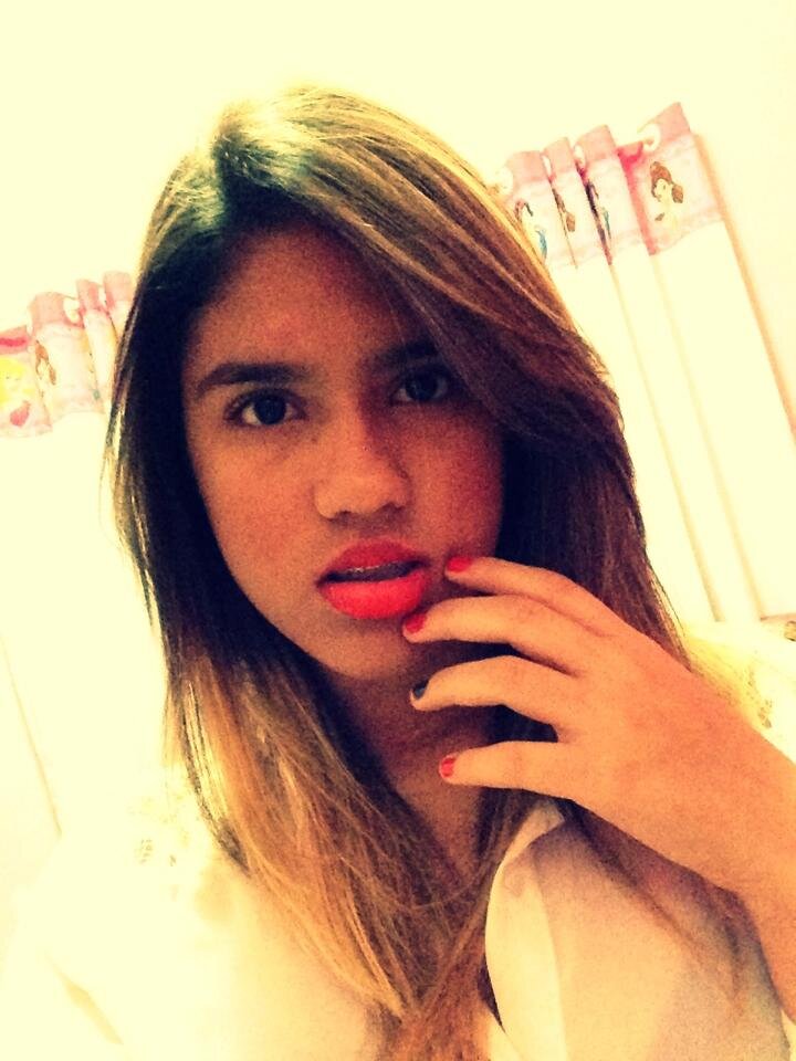 Deixei pra trás tudo o que me faz mal e resolvi seguir um novo rumo. Tô indo atrás da minha felicidade. Sempre em frente .