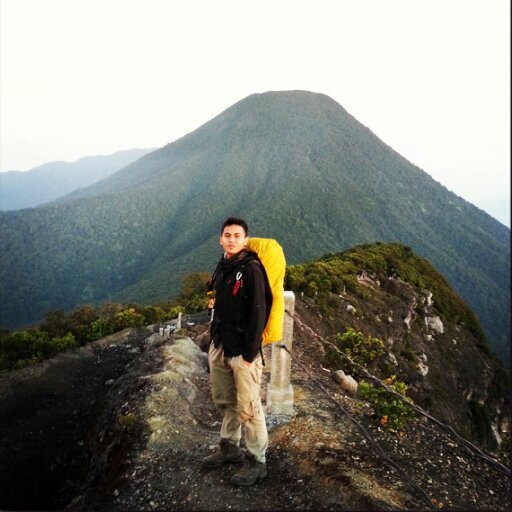Mendaki gunung itu adalah filosofi dari khidupan yg kita jalani.
Selamat berpetualang !