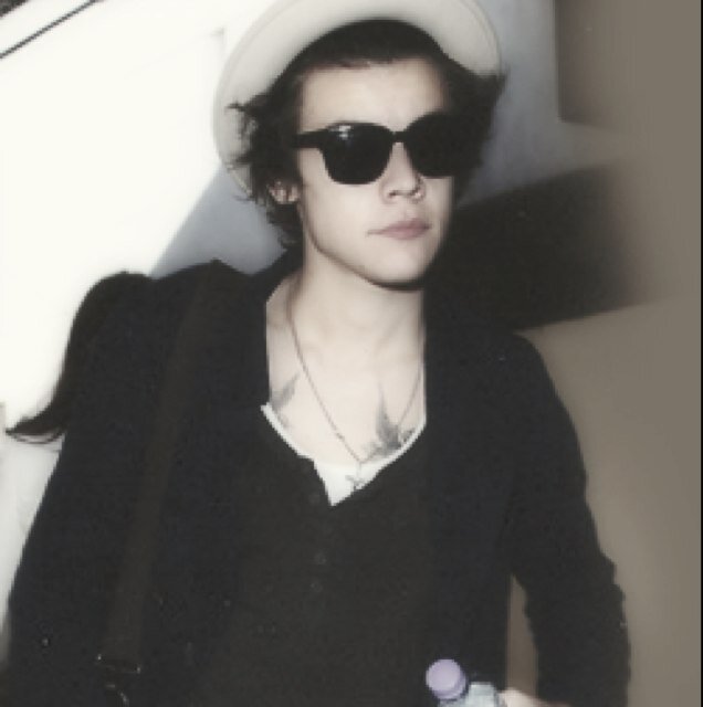 Just know that you're beautiful and harry loves you // @maliksmokin