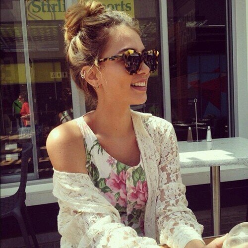 dutch ● everyday clothes, shoes, make up and hair. 