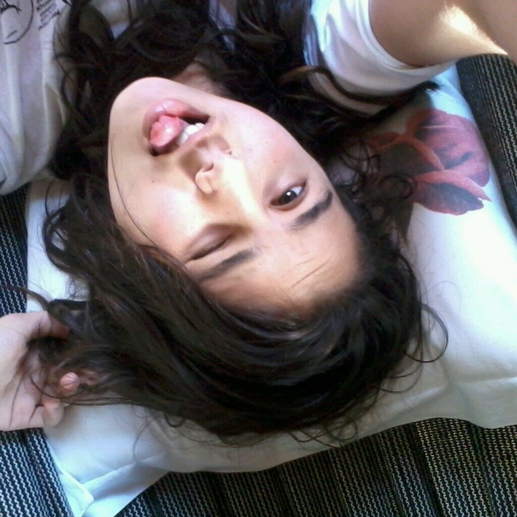 palhaça ,feliz,boba,etc.... eu sou assim fazer oq?!?@-@ e para de reclamar