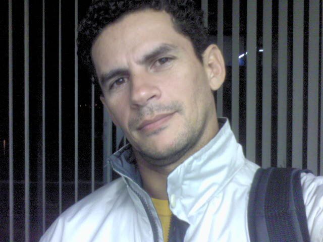 Sou amante de animais, principalmente cães, os quais crio e dedico todo o meu tempo. Passeador e adestrador de cães, esse é o meu trabalho com e ao lado deles.