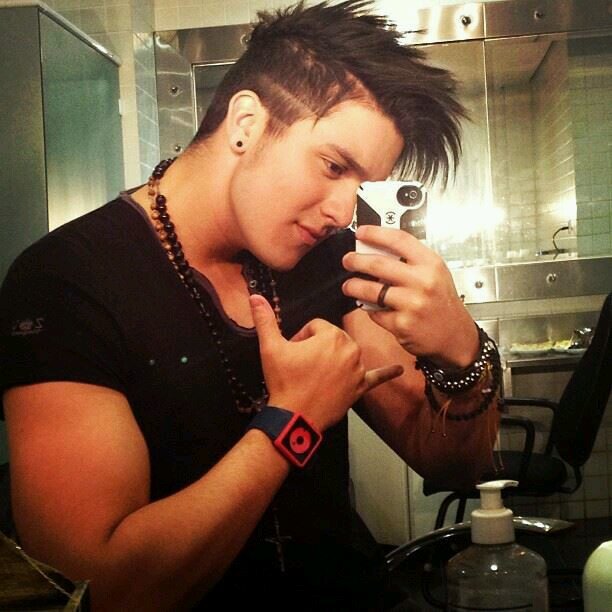 Fã do @luansantana,seguida por@Maloka.Sem o Luan, as paredes do meu quarto seriam limpas, eu teria mais amigos, mas meu coração estaria vazio...