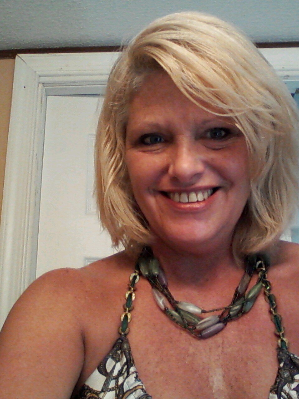 Im a lady who is a true@ music fan! From Led Zeppelin ( my fav since i was 13 to Hank SR to Lynyrd Skynyard to Waylon lol ect..& ,love wine going to beach outdo
