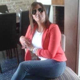 Me llamo Andrea soy Uruguaya, tengo 43 años bien llevados jaja, casada tengo hijos, trabajo de escribana publica