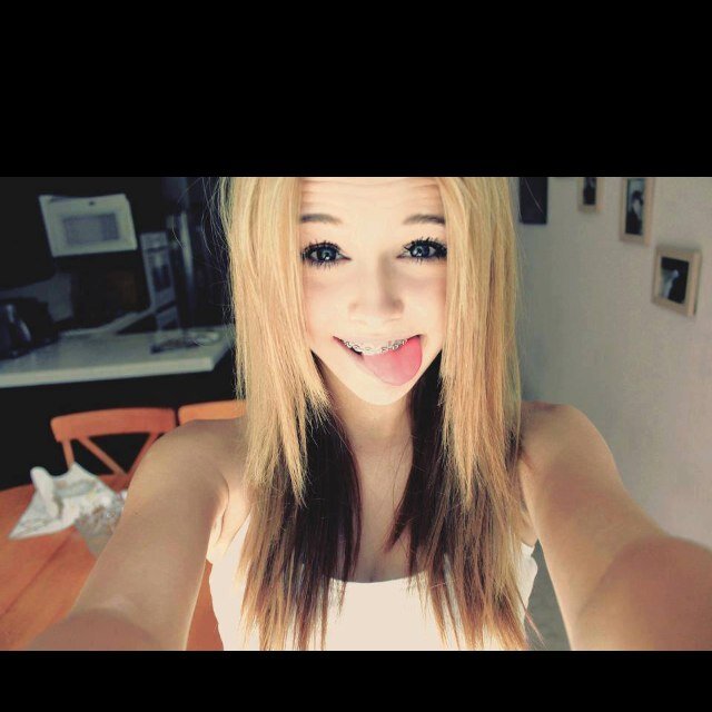 Tweet d'humour.
Je fake d'être une fille conne et naïve.
Folow moi je folow back! :)